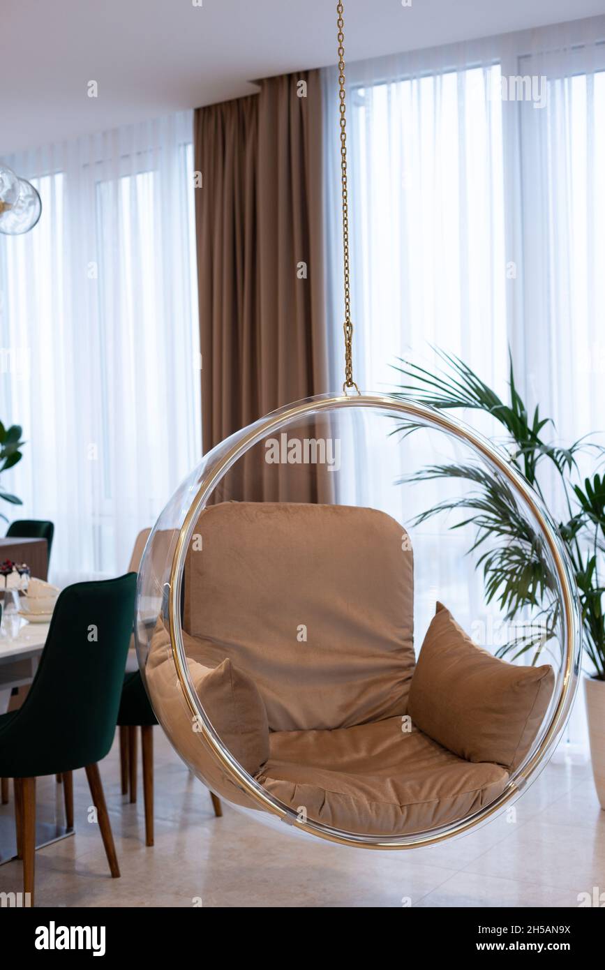 Chaise bulle en verre transparent suspendue dans un intérieur  moderne.Détendez-vous, reposez-vous.Design intérieur.Mise au point  sélective douce, bruit artistique Photo Stock - Alamy