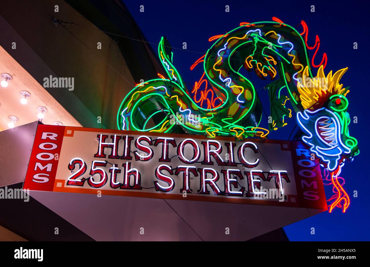 Panneau Neon Dragon de la 25e rue historique d'Ogden - Utah Banque D'Images