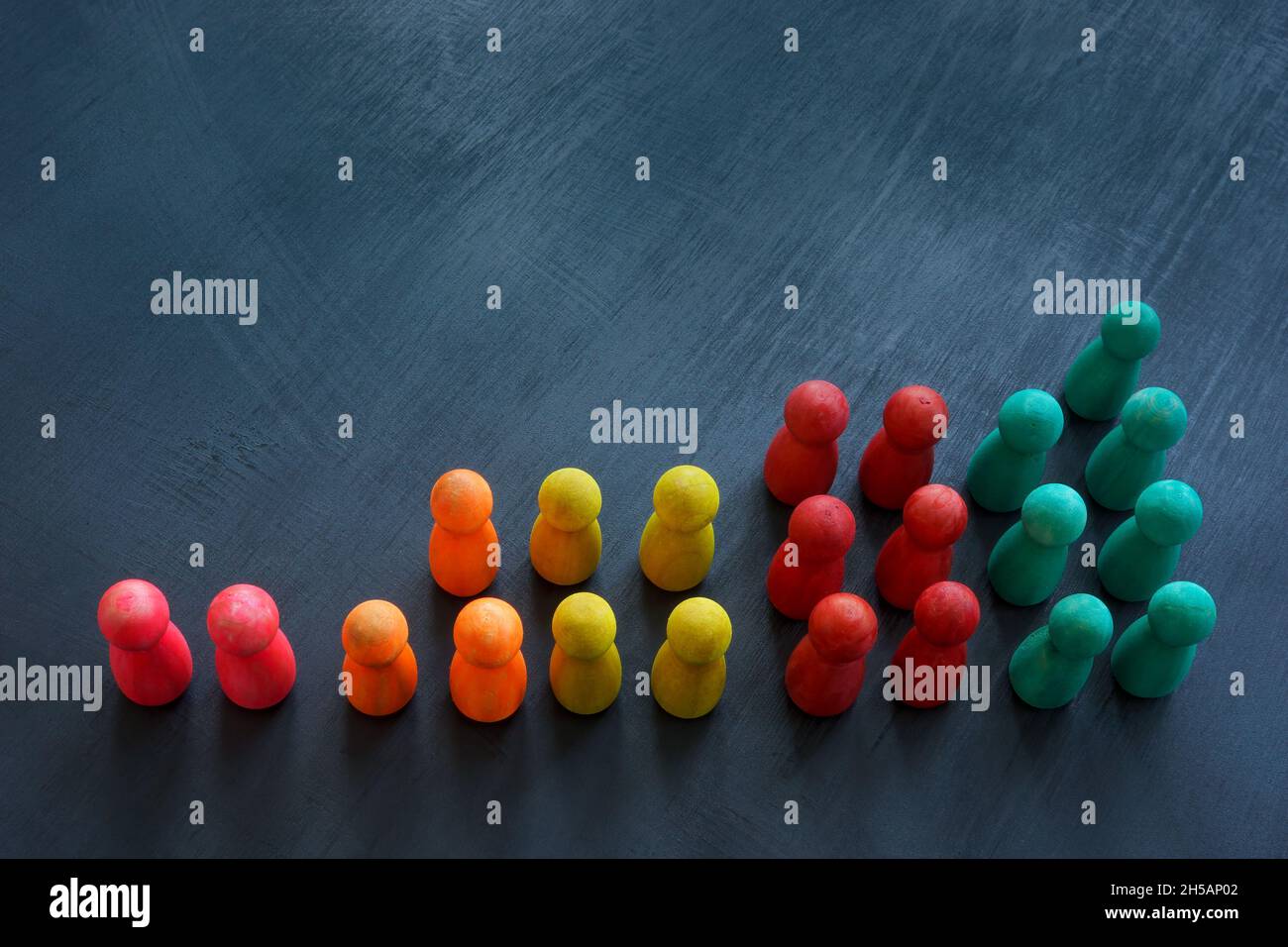 Concept de segmentation et de ciblage du marché.Chiffres de couleur sur le bureau. Banque D'Images