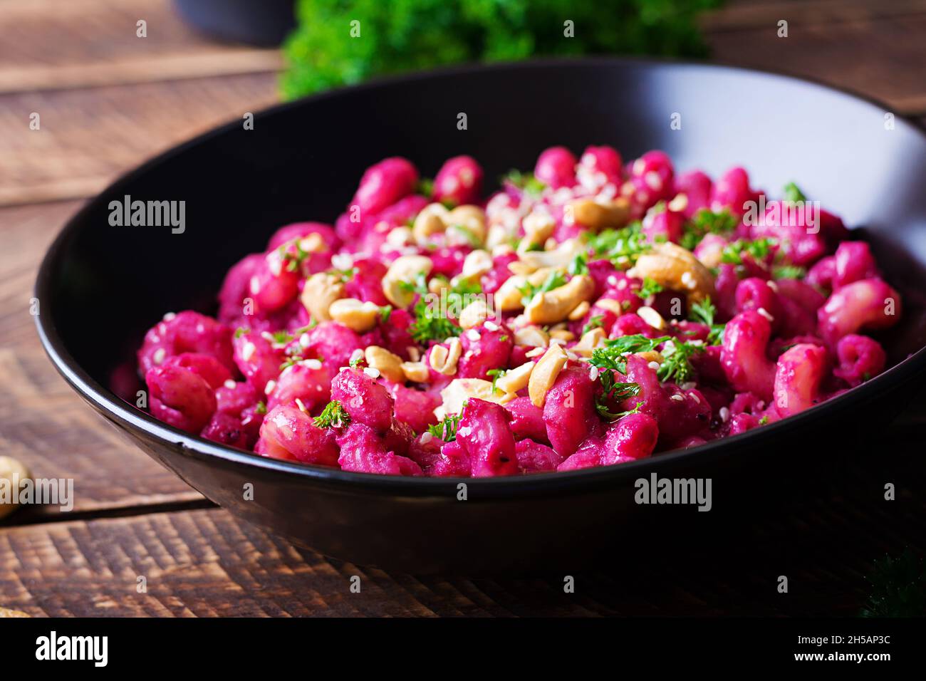 Cavatappi aux pâtes végétaliennes avec humus de betterave et sauce crémeuse aux noix.Plats végétariens.Cuisine italienne. Banque D'Images