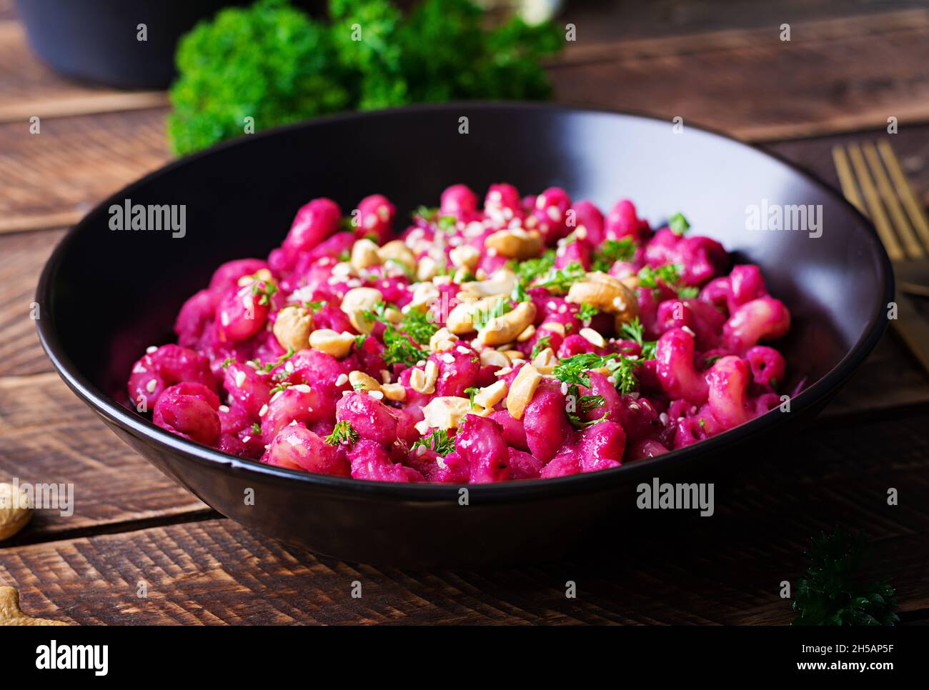 Cavatappi aux pâtes végétaliennes avec humus de betterave et sauce crémeuse aux noix.Plats végétariens.Cuisine italienne. Banque D'Images