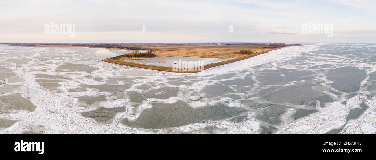 Grand panorama aérien de Markermeer gelé avec la digue de Noord-Hollande et la réserve naturelle de Nek, Noord-Hollande, pays-Bas Banque D'Images