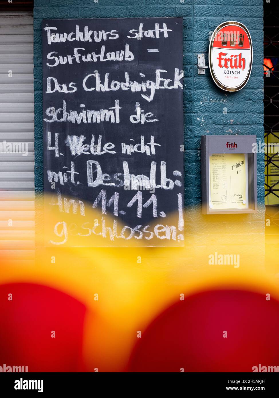 Cologne, Allemagne.08 novembre 2021.'Cours de plongée au lieu de vacances de surf - le Chlodwig Eck ne nage pas la 4ème vague.Par conséquent: Fermé le 11.11.!' est écrit sur un tableau en face de l'entrée du pub Chlodwig Eck à Südstadt.En raison de l'augmentation du nombre de Corona, la ville de Cologne veut resserrer les règles pour le début du carnaval de 11.11. Une fois de plus.Credit: Rolf Vennenbernd/dpa/Alay Live News Banque D'Images