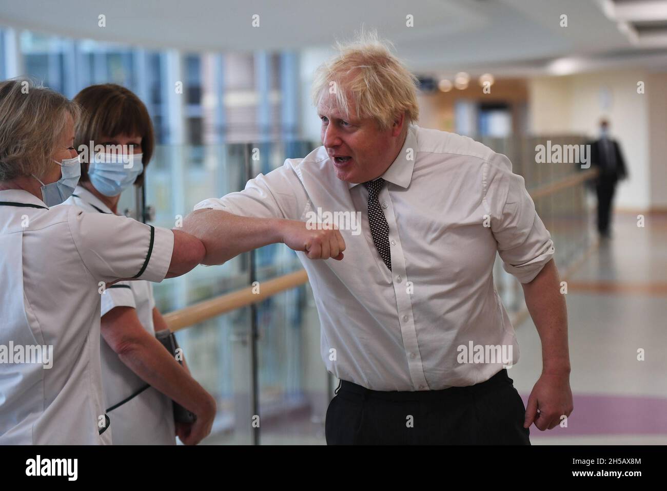 Le Premier ministre Boris Johnson rencontre le personnel médical lors d'une visite à l'hôpital général Hexham de Northumberland.Date de la photo: Lundi 8 novembre 2021. Banque D'Images