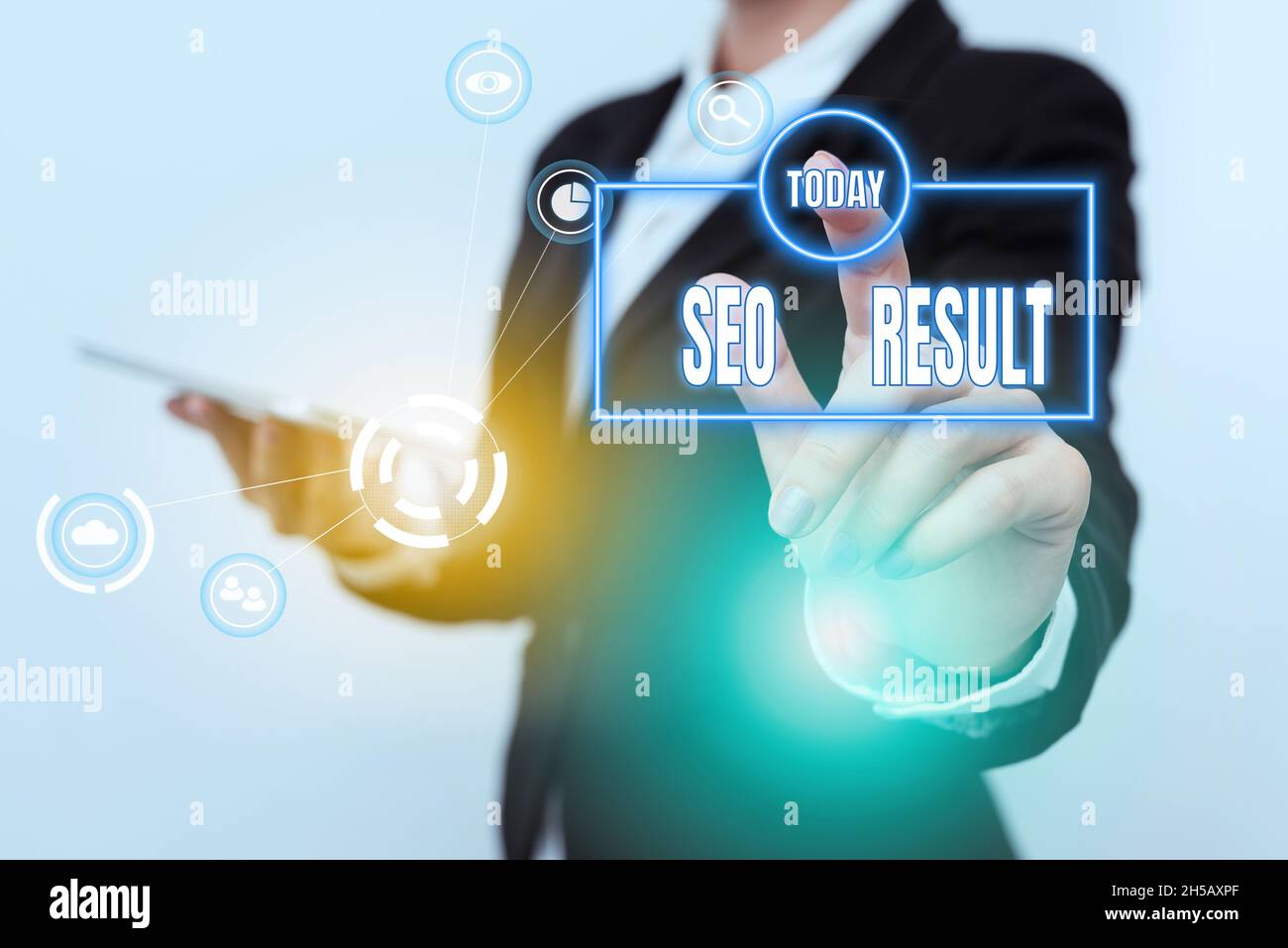 Légende de texte présentant le résultat Seo.Internet concept la liste créée par les moteurs de recherche en réponse à une requête femme dans Uniform porteur Phone et Banque D'Images