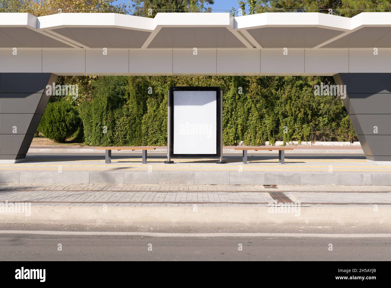 Porte-affiche.Maquette de panneau d'affichage de rue à un arrêt de transport en commun. Banque D'Images
