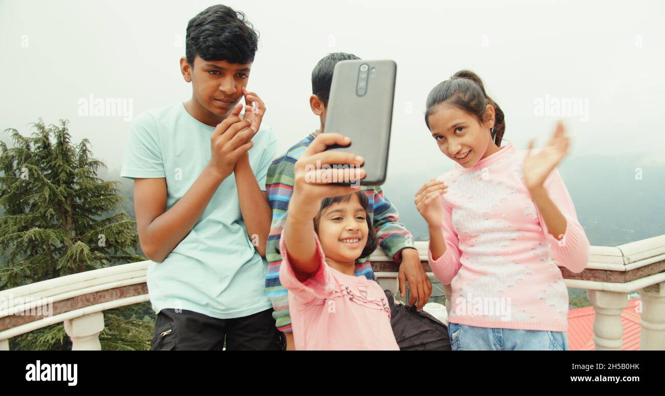 Petits frères et sœurs d'Inde prenant un selfie près du balcon à Shimla, Himachal Pradesh, Inde Banque D'Images