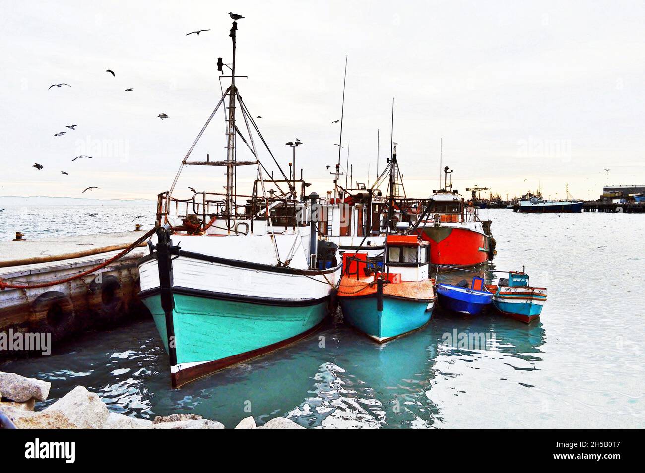 Vue sur la mer avec des bateaux de pêche colorés dans un petit port Banque D'Images