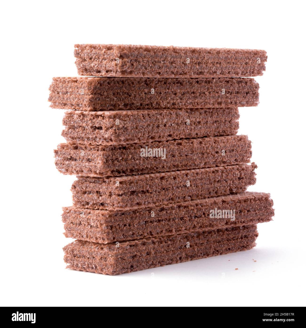 gaufrettes aromatisées au chocolat, biscuits de couleur brune croustillants, légers, minces et plats, gros plan isolés sur fond blanc Banque D'Images