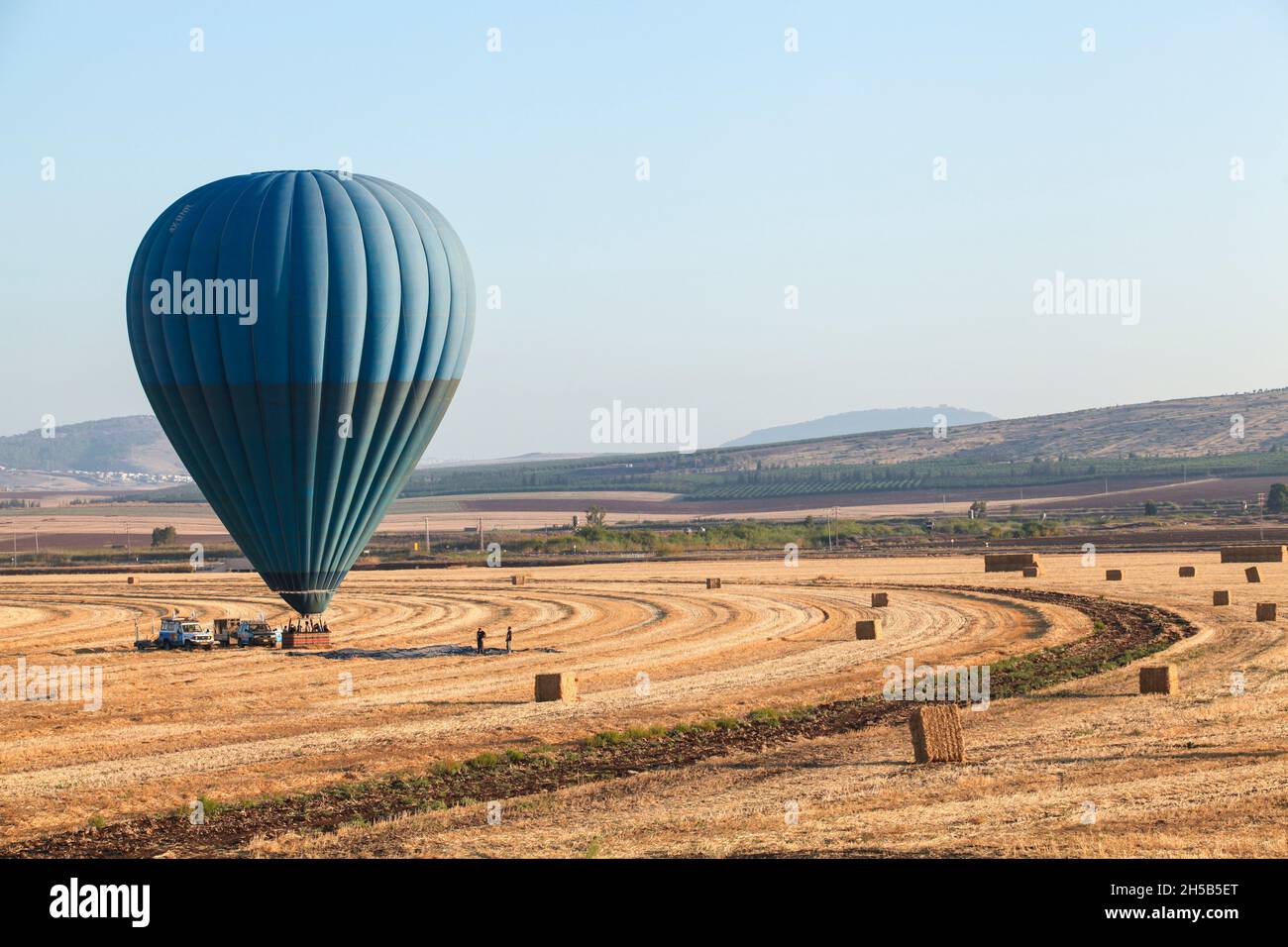 Hot Air Balloon photographié dans la vallée de Jezreel, Israël Le mont Gilboa dans l'arrière-plan Banque D'Images