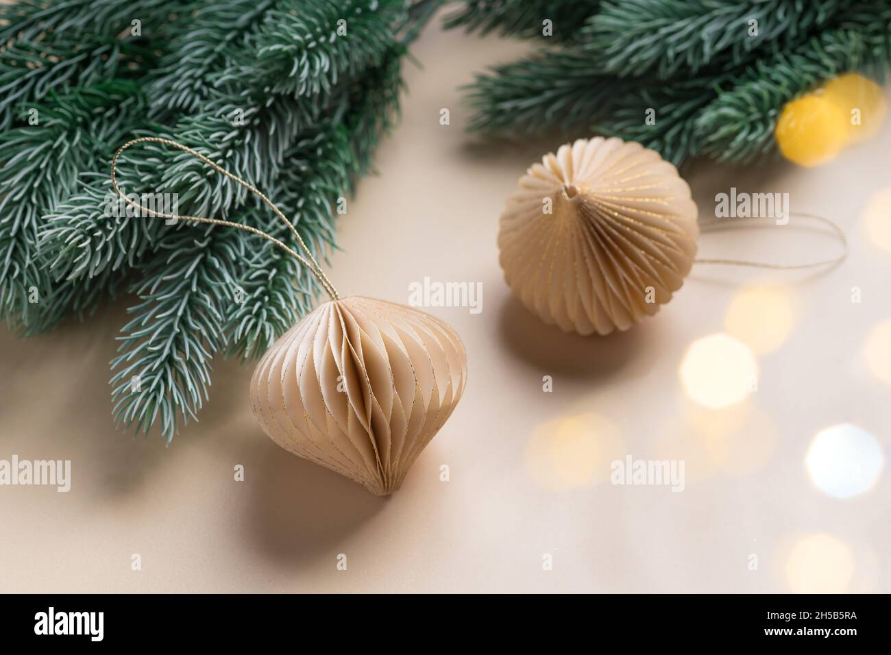 Composition de Noël avec décorations en papier, branches de sapin et lumières floues Banque D'Images