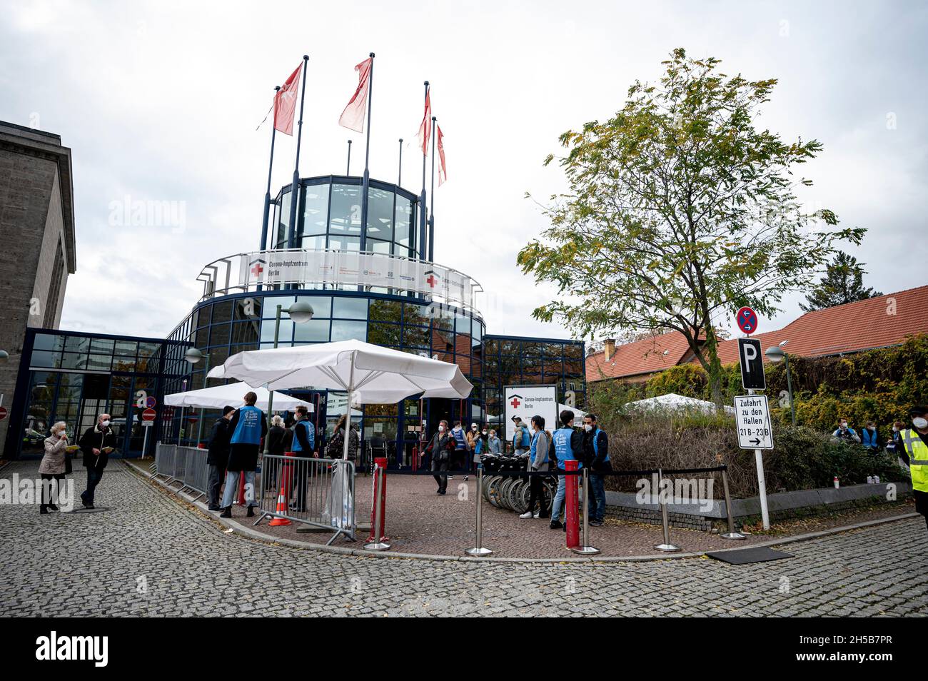 Berlin, Allemagne.08 novembre 2021.Les gens se trouvent devant le Corona vaccination Center Berlin Messe.Le centre de vaccination de la Messe doit être déplacé vers le centre de congrès voisin de la CCI.Credit: Fabian Sommer/dpa/Alay Live News Banque D'Images