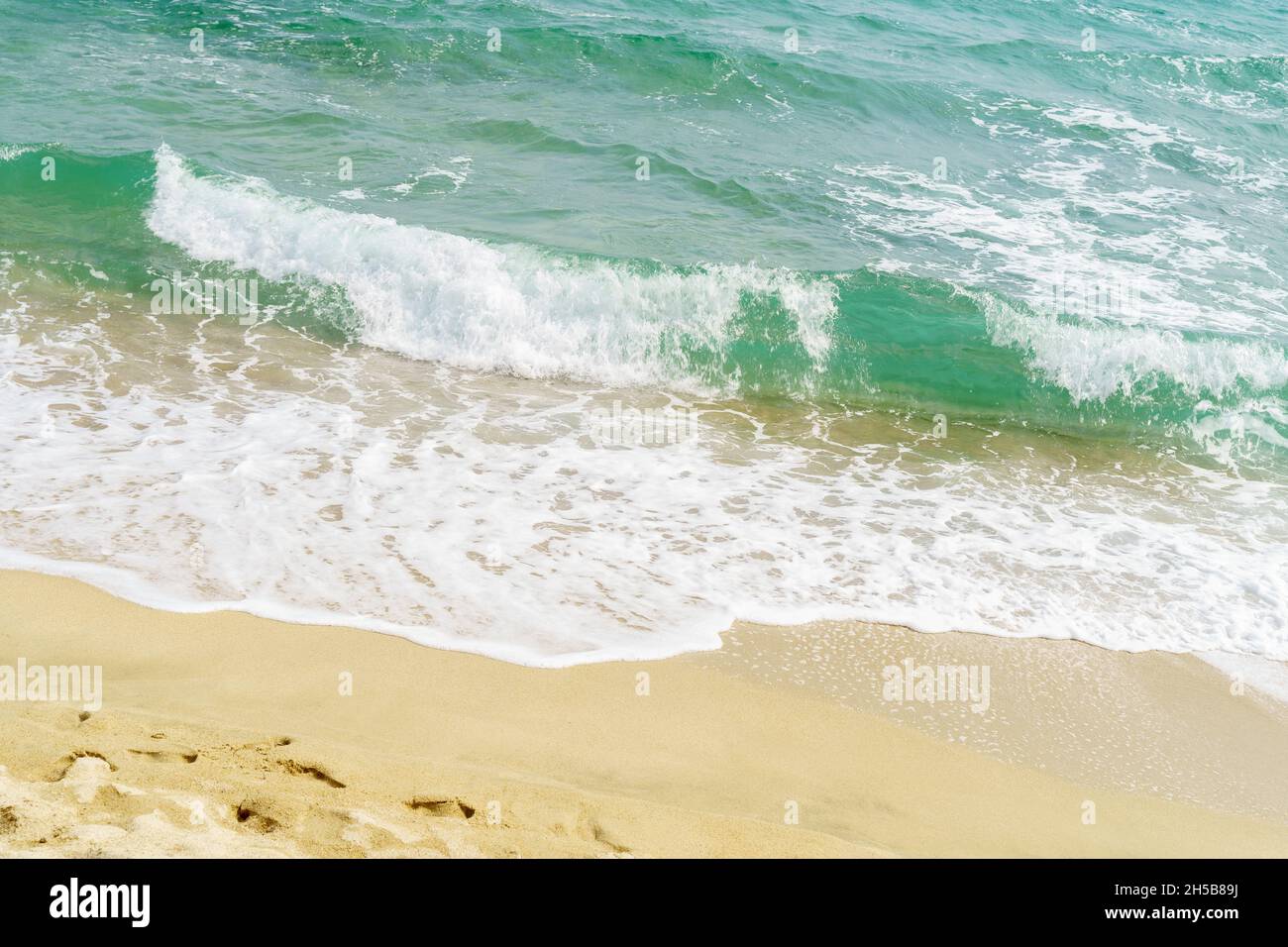 Vagues de mer et plage de sable.Cadre de photographie de concept reposant. Banque D'Images