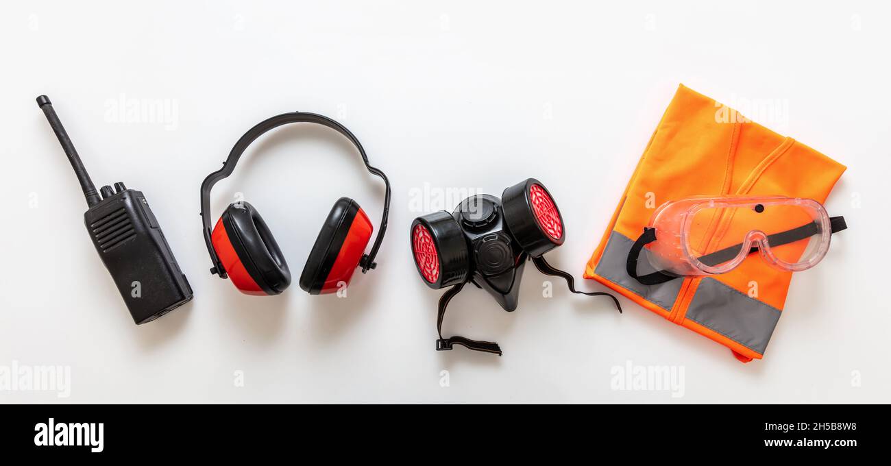 Équipement de sécurité sanitaire.Travail porter une protection contre le bruit et les gaz isolée sur fond blanc, équipement de protection et de communication personnel, vue du dessus Banque D'Images