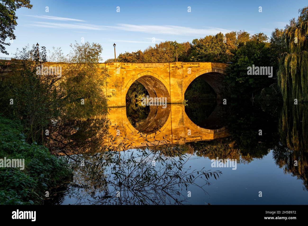 Pont routier au-dessus de la rivière Tees à Yarm, North Yorkshire, Royaume-Uni montrant de grandes réflexions Banque D'Images