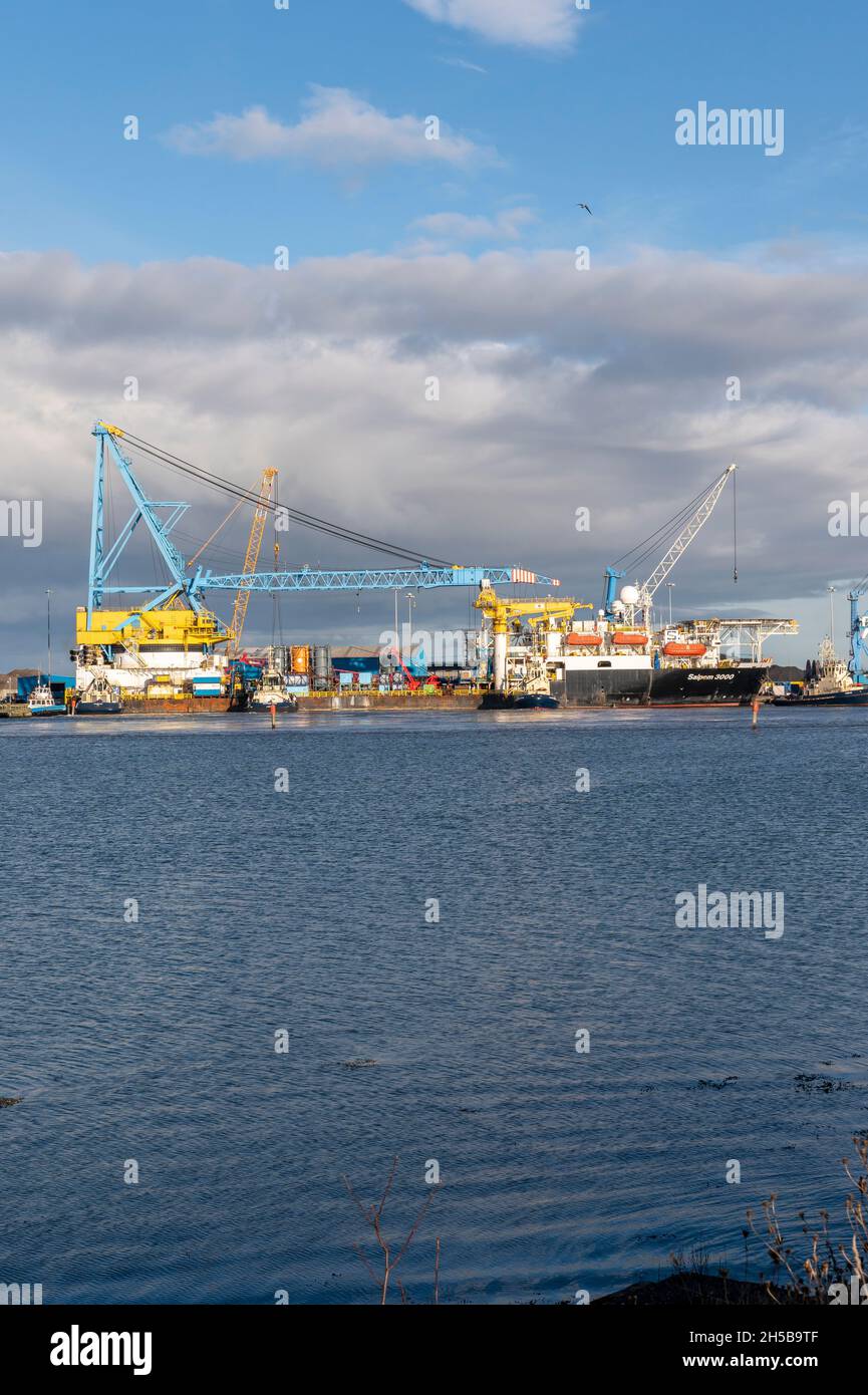 Saipem 3000 amarré au quai de Battleshisft Blyth est un grand navire de levage lourd avec une grue très grande à bord Banque D'Images