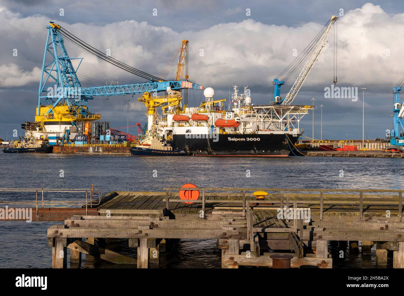 Saipem 3000 amarré au quai de Battleshisft Blyth est un grand navire de levage lourd avec une grue très grande à bord Banque D'Images