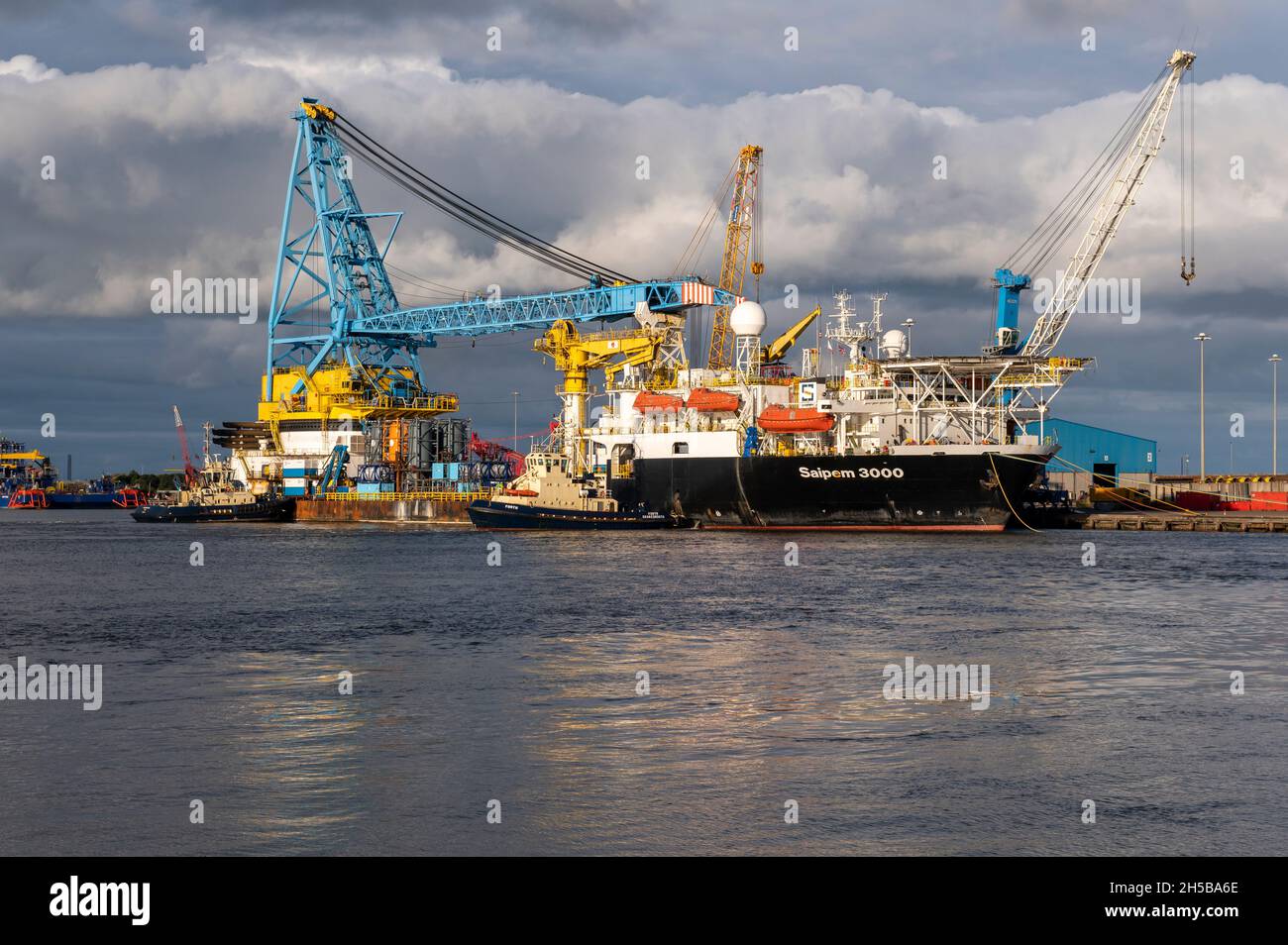 Saipem 3000 amarré au quai de Battleshisft Blyth est un grand navire de levage lourd avec une grue très grande à bord Banque D'Images