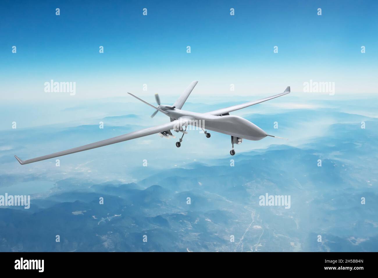 Un drone militaire d’espionnage sans pilote survole les montagnes à l’heure du jour Banque D'Images