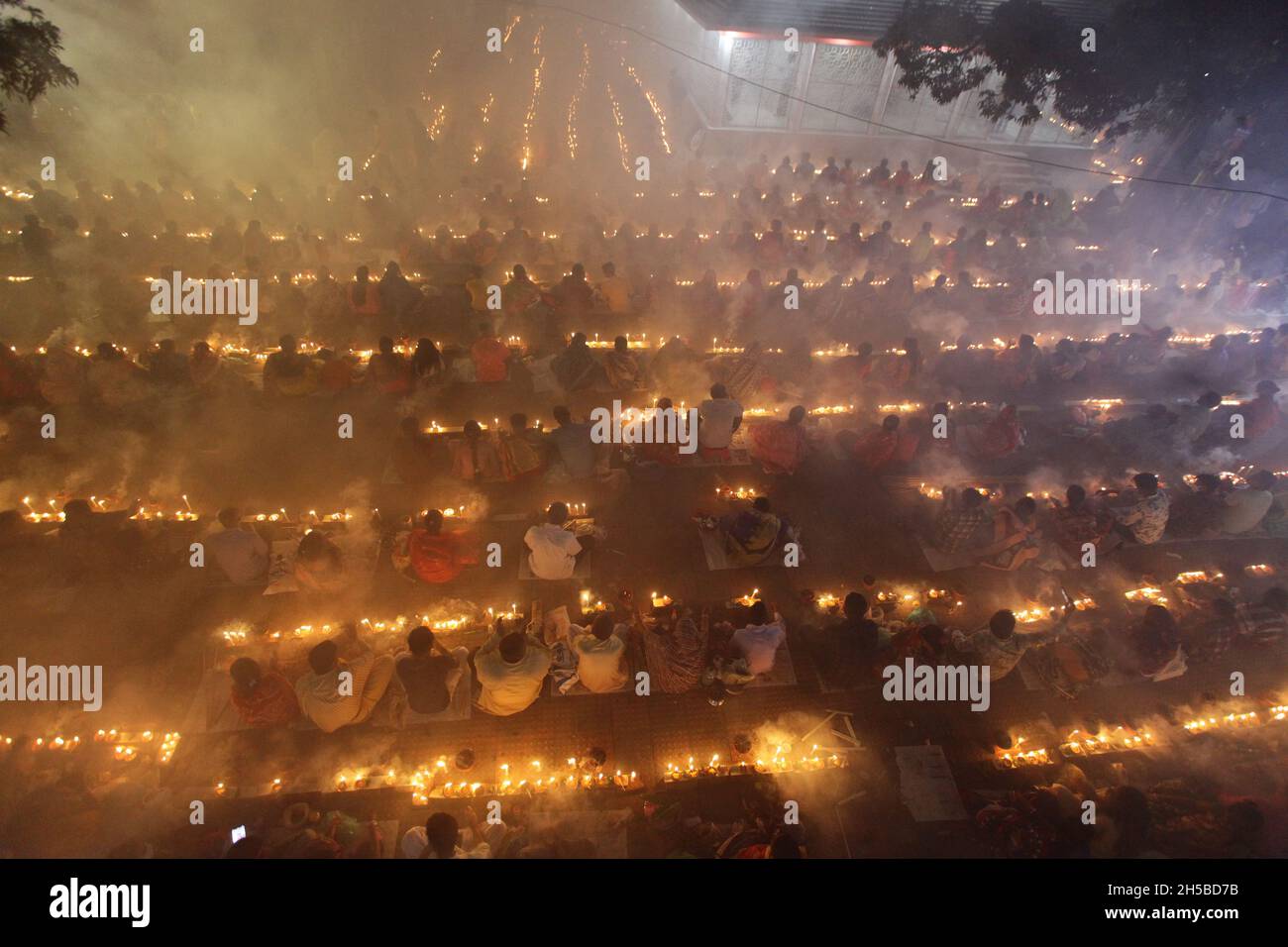 Des milliers de dévotés hindous, assis avec Prodip et prient Dieu devant le temple Ashram Shri Shri Lokanath Brahmachari, pendant le festival religieux Kartik Brati, également connu sous le nom de Rakher Upobash.Chaque année, des milliers de fidèles hindous se rencontrent devant le temple Ashram Shri Shri Lokenath Brahmachari pour célébrer le festival religieux Kartik Brati ou Rakher Upobash.Les dévotés s'assoient devant la lumière des bougies (appelée localement Prodip).Lokenath Brahmachari, qui s'appelle Baba Lokenath, était un saint hindou du XVIIIe siècle et philosophe au Bengale.Les fidèles hindous jeûnent et prient sincèrement pour les dieux Banque D'Images