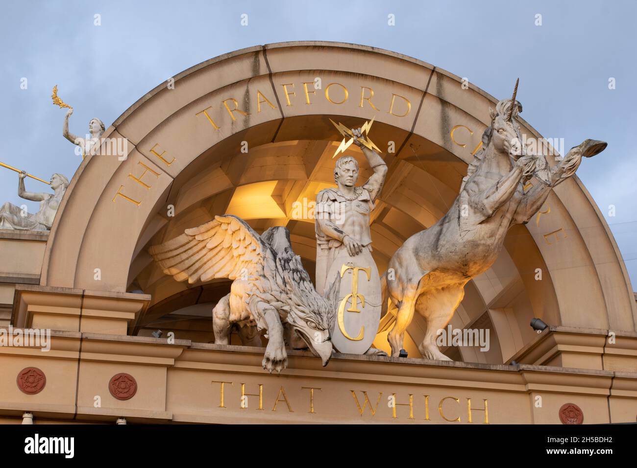 Dans le centre commercial Trafford Centre.Grande entrée avec licorne, griffin et centurion romain.Manchester Royaume-Uni Banque D'Images