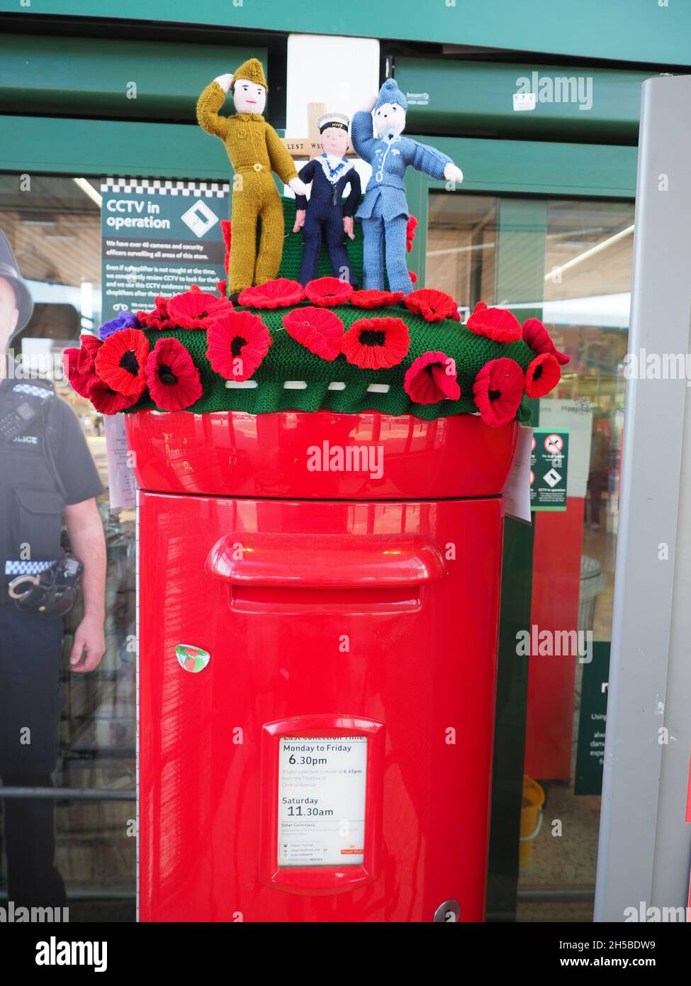 Sittingbourne, Kent, Royaume-Uni.8 novembre 2021.Un surmatelas de boîte postale tricoté sur le thème du souvenir / « chapeau » vu à Morrisons à Sittingbourne, Kent.Crédit : James Bell/Alay Live News Banque D'Images