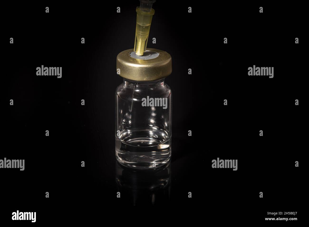 La seringue prélève le vaccin dans l'ampoule. Coronavirus et traitement de la grippe. Vue rapprochée. Banque D'Images