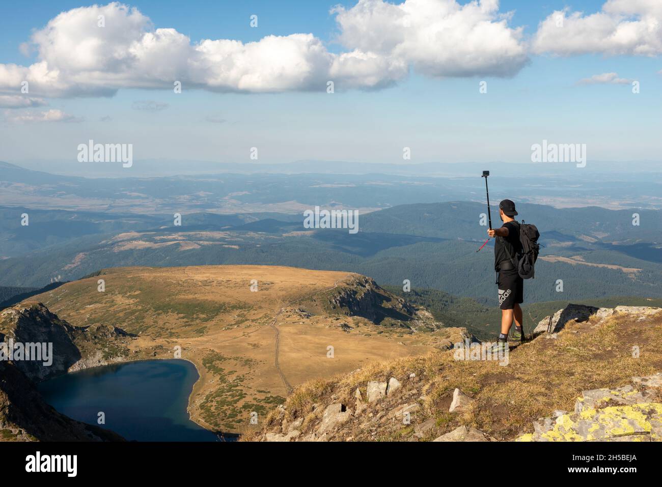 Randonneur prenant le selfie à la crête d'Otovitsa sur le sentier interurbain européen E4 surplombant les sept lacs de Rila, montagne de Rila, Bulgarie Banque D'Images