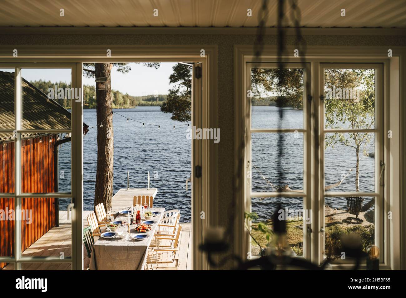 Table à manger vue par la fenêtre par beau temps Banque D'Images