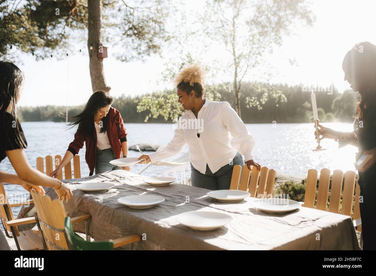 Des amies qui s'y sont fait installer une table pour dîner le jour du soleil Banque D'Images