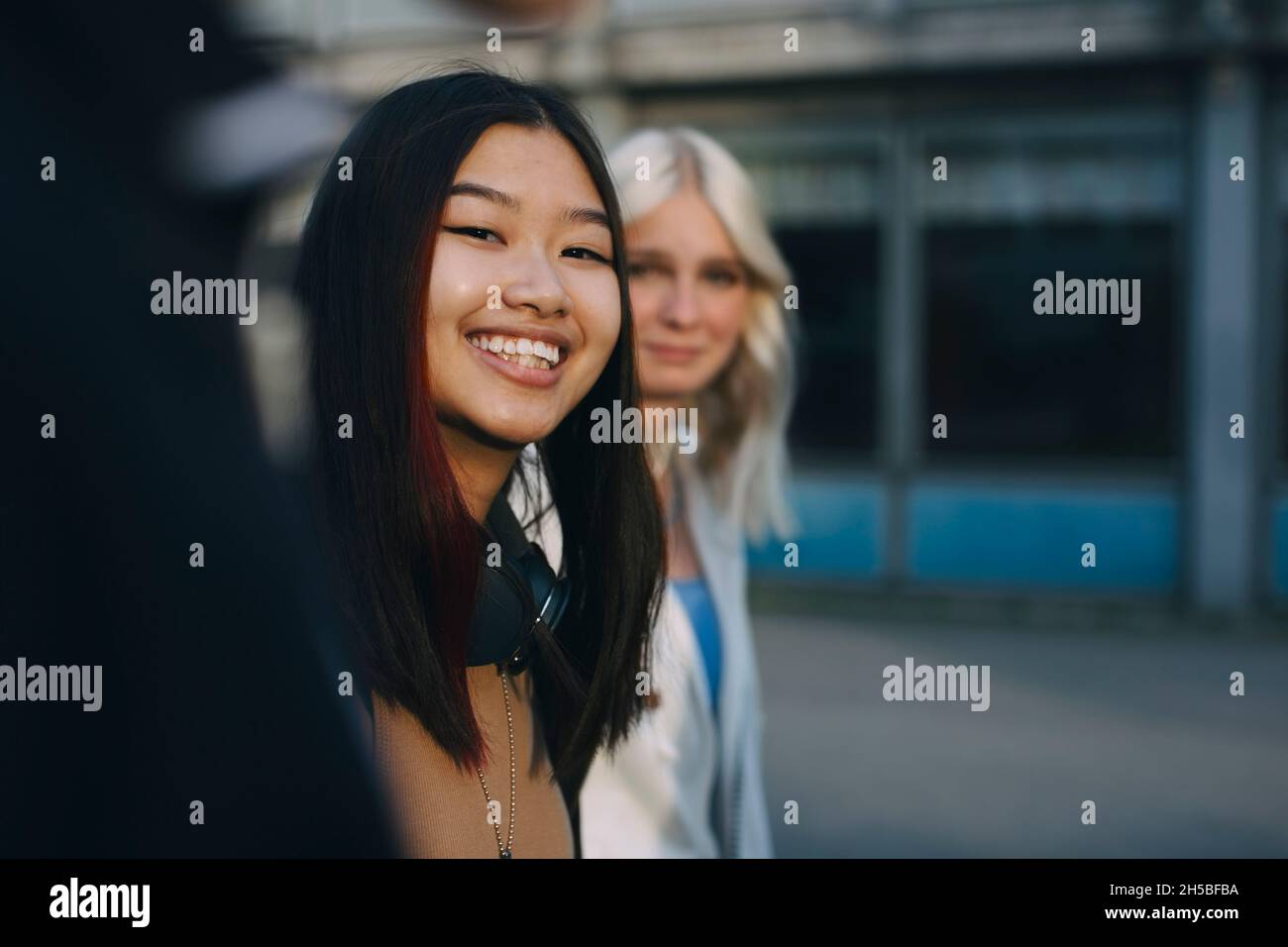 Une adolescente souriante avec une amie Banque D'Images