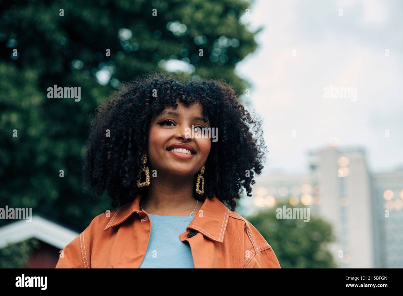 Adolescente souriante avec une coiffure afro noire Banque D'Images