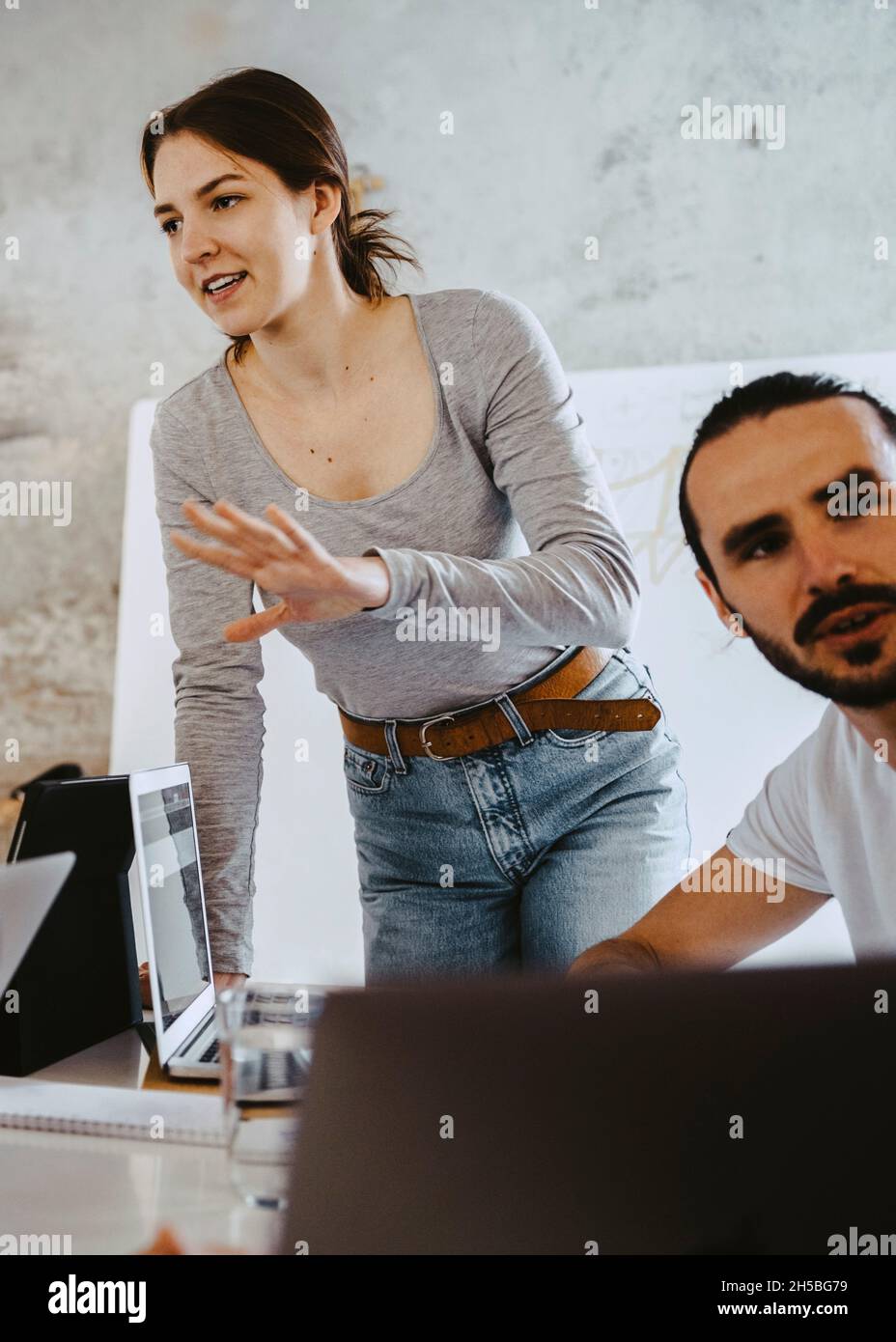 Hacker féminin discutant avec des collègues lors d'une réunion au bureau Banque D'Images