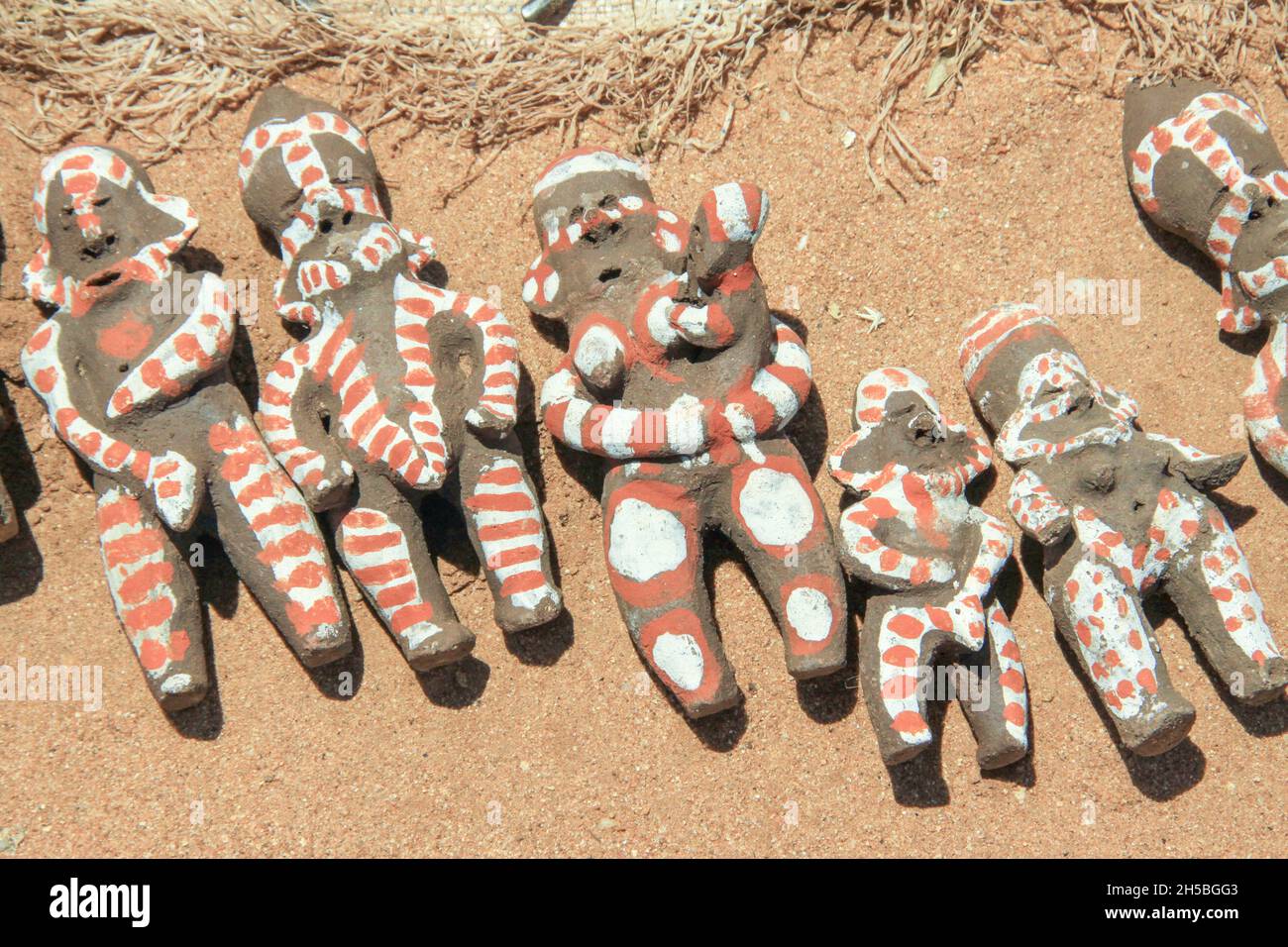 Hamar Tribe fait main des poupées en argile photographiées dans la vallée de la rivière Omo, en Éthiopie Banque D'Images