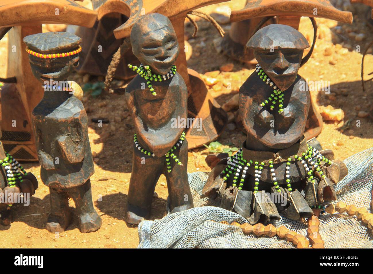 Figurines en bois sculpté à la main Hamar Tribe.Photographié dans la vallée de la rivière Omo, en Éthiopie Banque D'Images