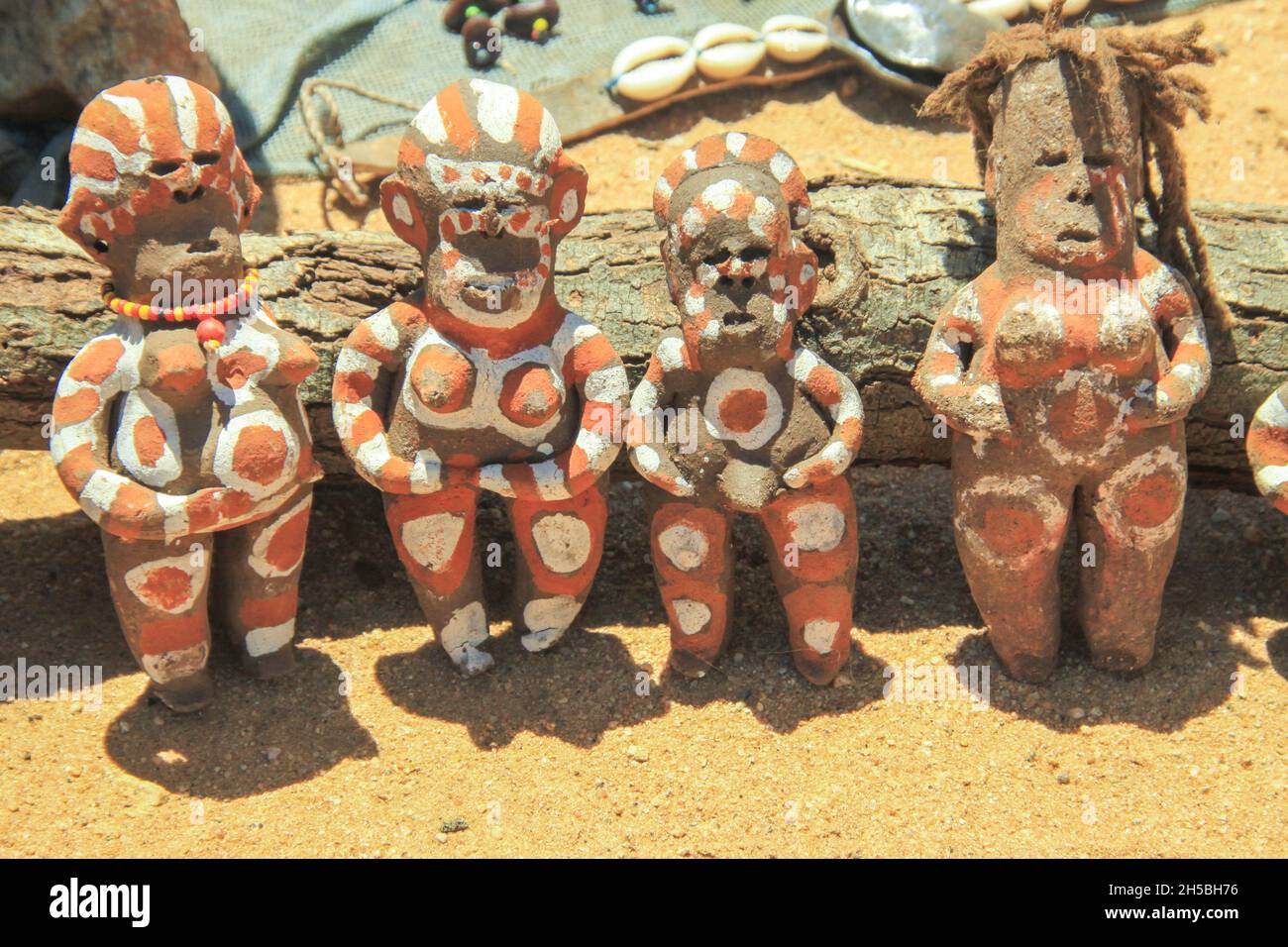 Hamar Tribe fait main des poupées en argile photographiées dans la vallée de la rivière Omo, en Éthiopie Banque D'Images