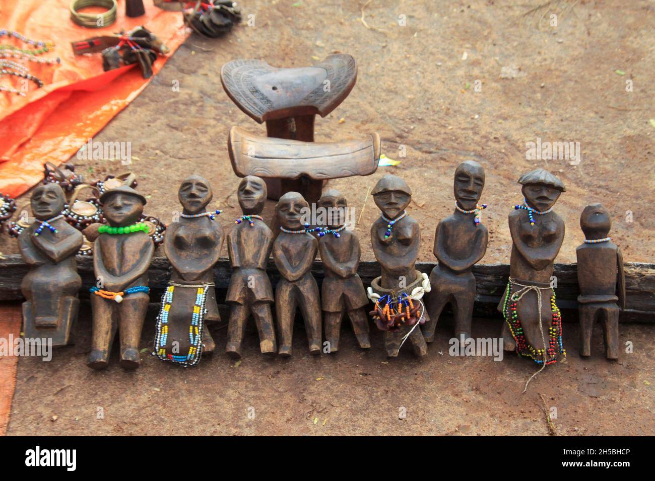 Figurines en bois sculpté à la main Hamar Tribe.Photographié dans la vallée de la rivière Omo, en Éthiopie Banque D'Images