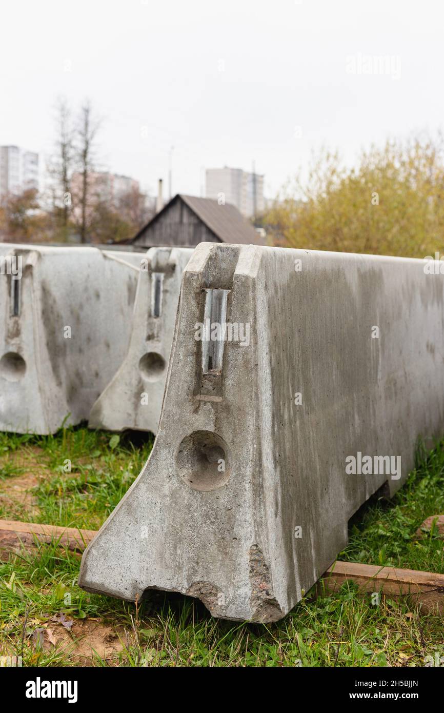 Pare-chocs en béton sur un chantier de construction.Pinces pour la sécurité routière. Banque D'Images