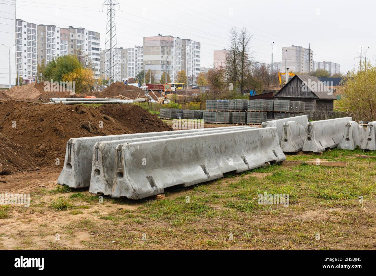 Pare-chocs en béton sur un chantier de construction.Pinces pour la sécurité routière. Banque D'Images