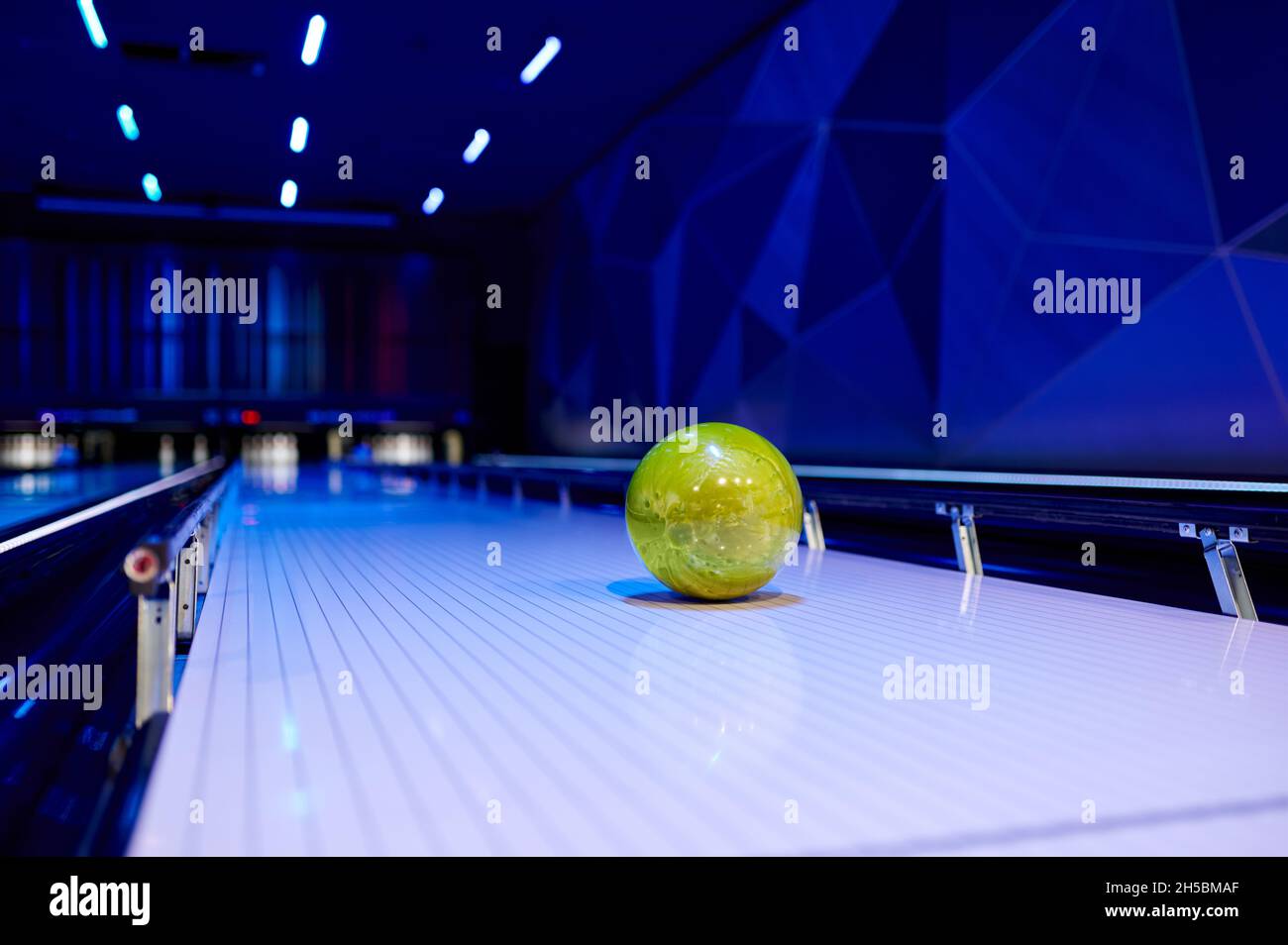 Ballon sur piste, concept de jeu de bowling, personne Banque D'Images