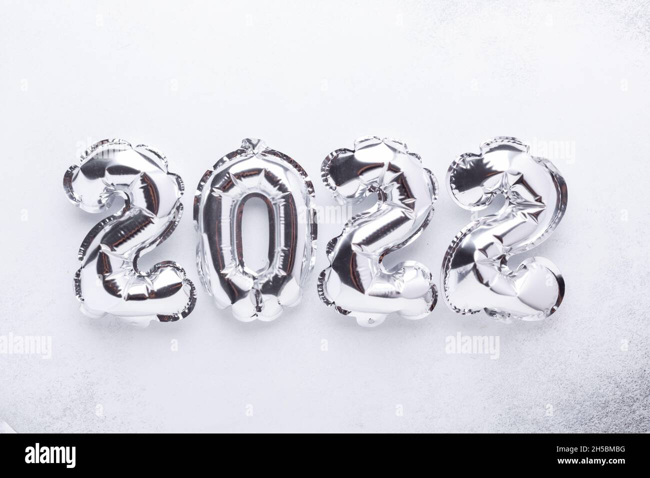 Ballons argentés sous forme de nombres 2022 sur fond blanc.Célébration du nouvel an.Concepts de la bonne année 2022 - image Banque D'Images