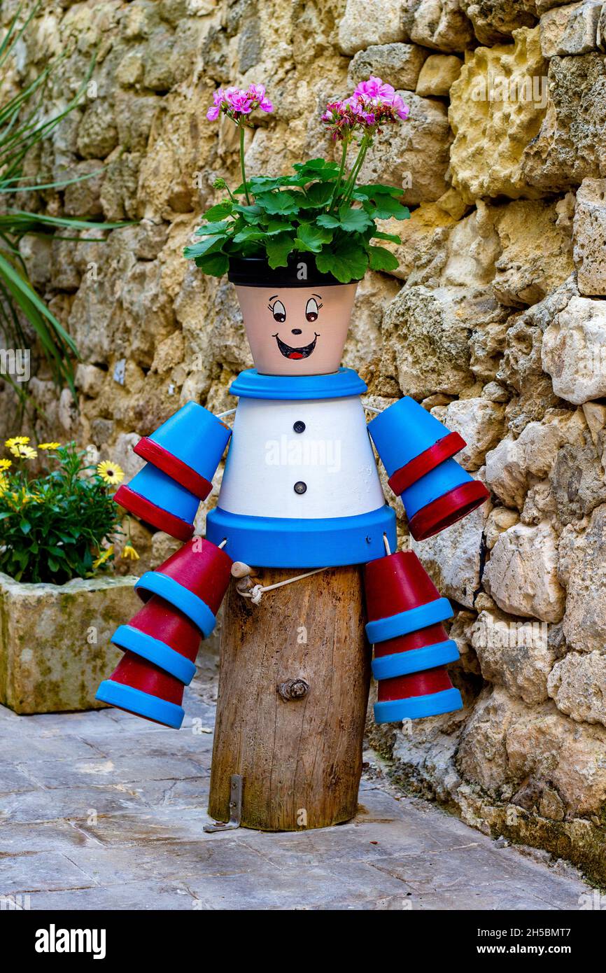 Figurine décorative avec pots de fleurs dans un jardin Photo Stock - Alamy