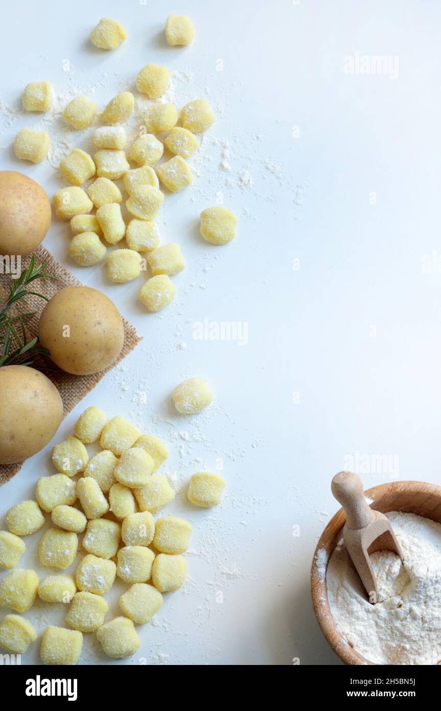 Gnocchi de pomme de terre cru non cuit, isolé sur fond blanc.Directement au-dessus.Cuisine maison. Banque D'Images