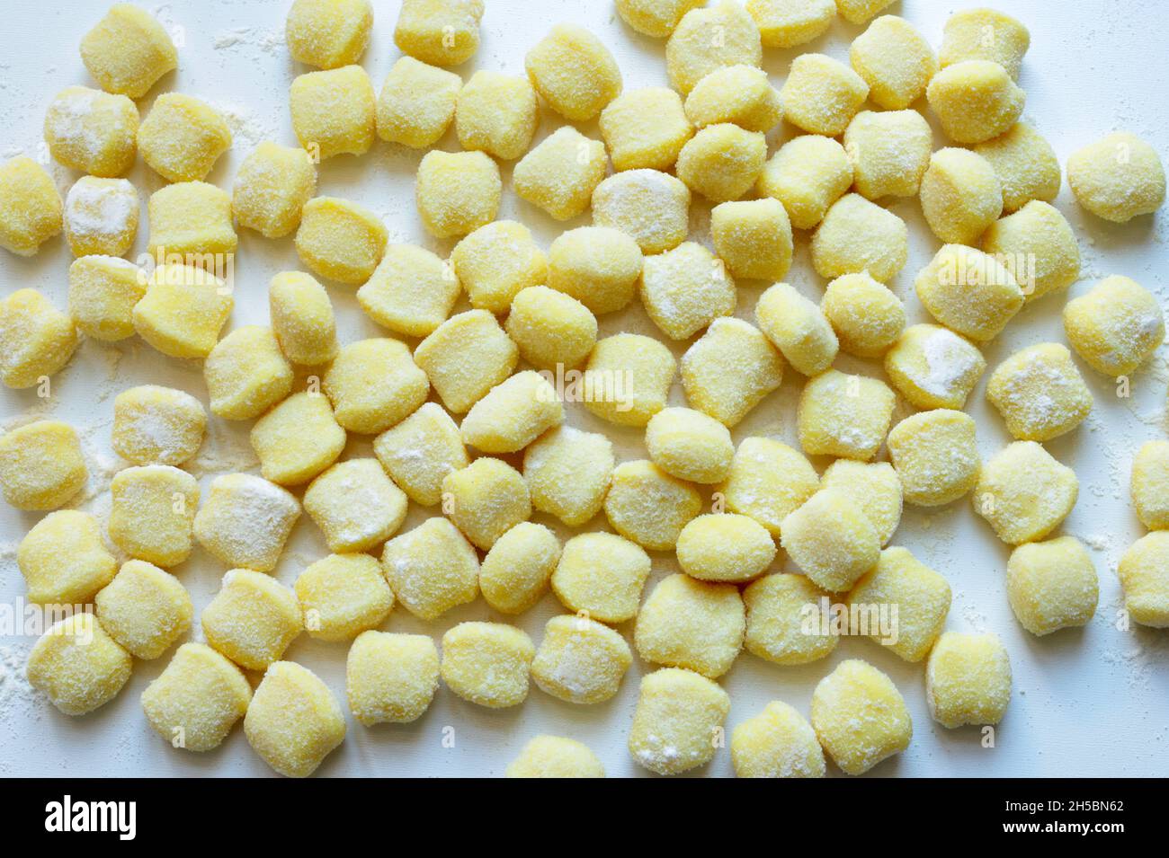 Gnocchi de pomme de terre cru non cuit, isolé sur fond blanc.Directement au-dessus.Cuisine maison. Banque D'Images