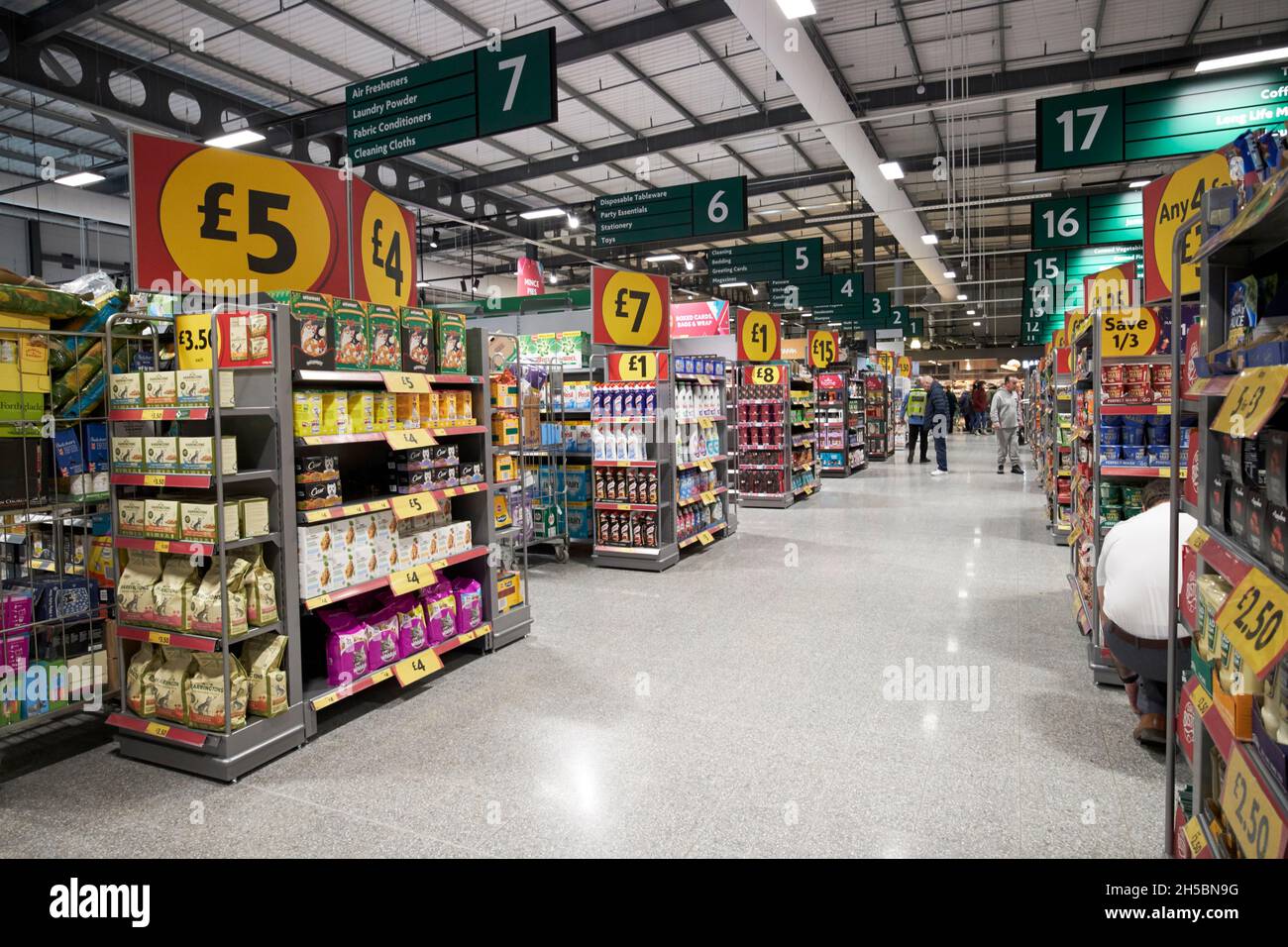 Allée d'un nouveau supermarché morrisons à kirkby Liverpool merseyside royaume-uni Banque D'Images