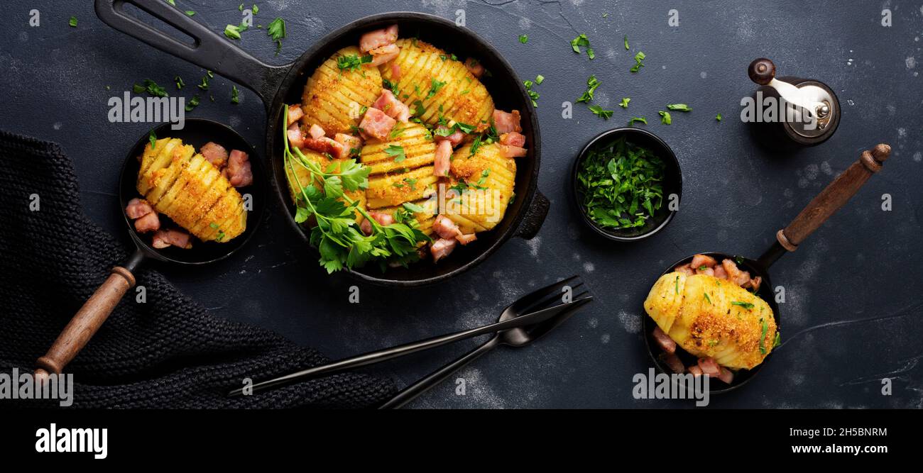 Pommes de terre cuites au four avec du jambon, des herbes et de la chapelure sur fond sombre.Cuisine scandinave.Vue de dessus. Banque D'Images