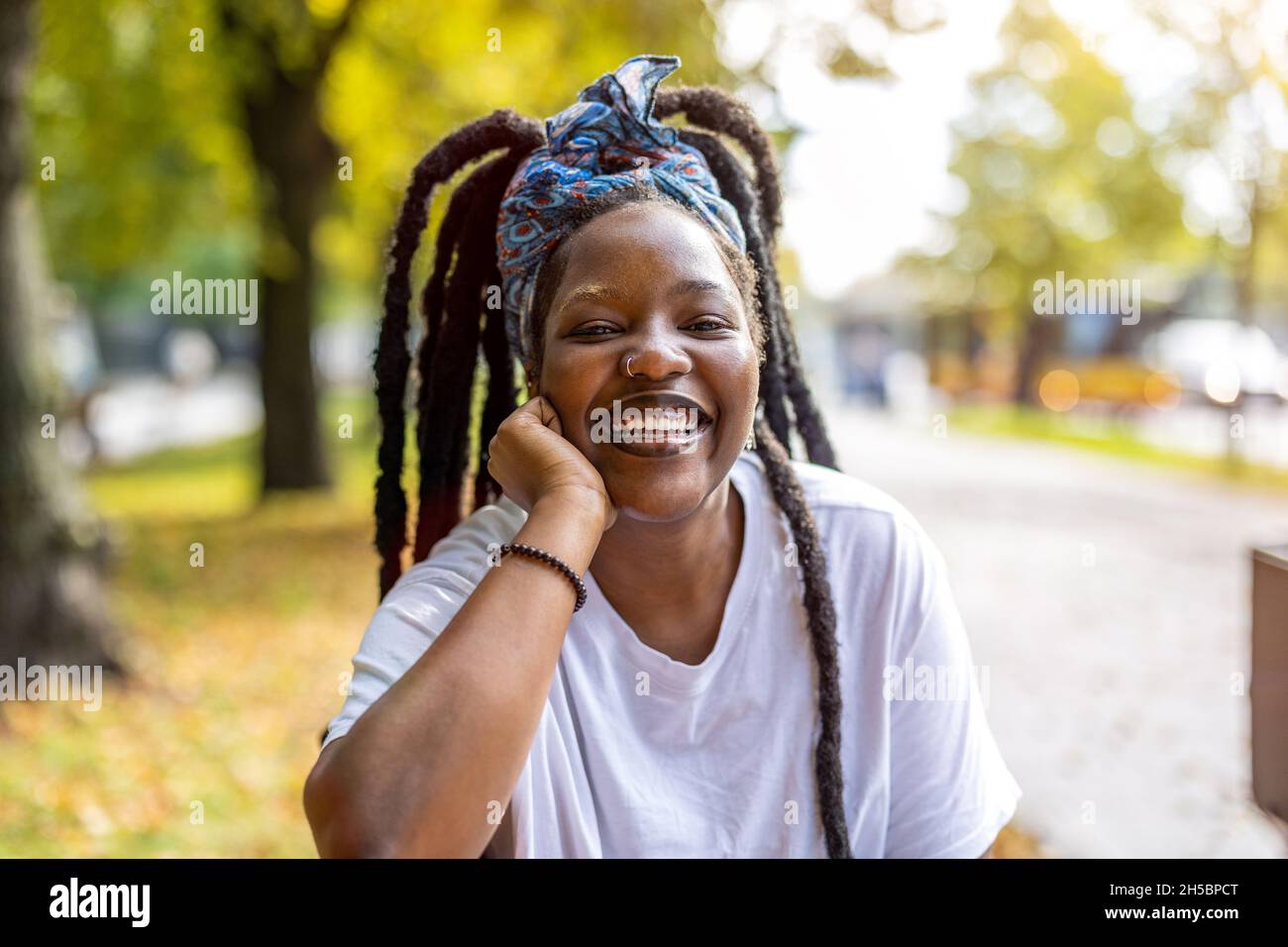 Portrait of happy young woman outdoors Banque D'Images