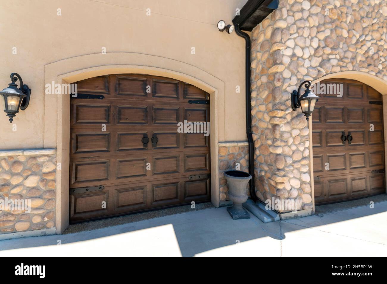Portes de garage rustiques à charnières latérales avec ouvertures de porte voûtées Banque D'Images
