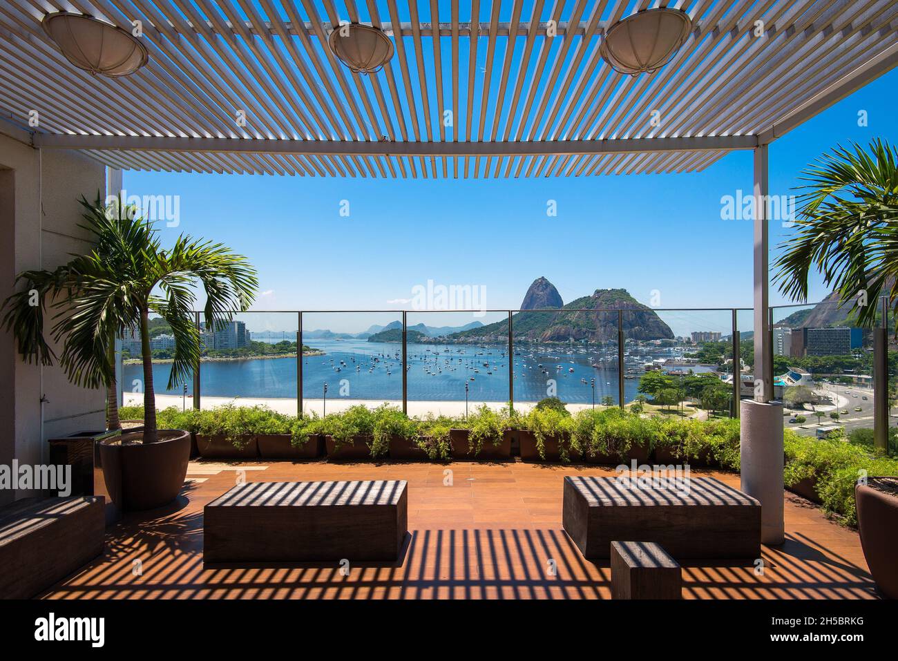 Rio de Janeiro, Brésil - 9 février 2018 : cette magnifique terrasse est située au 8ème étage du centre commercial Praia Botafogo de Rio de Janeiro. Banque D'Images