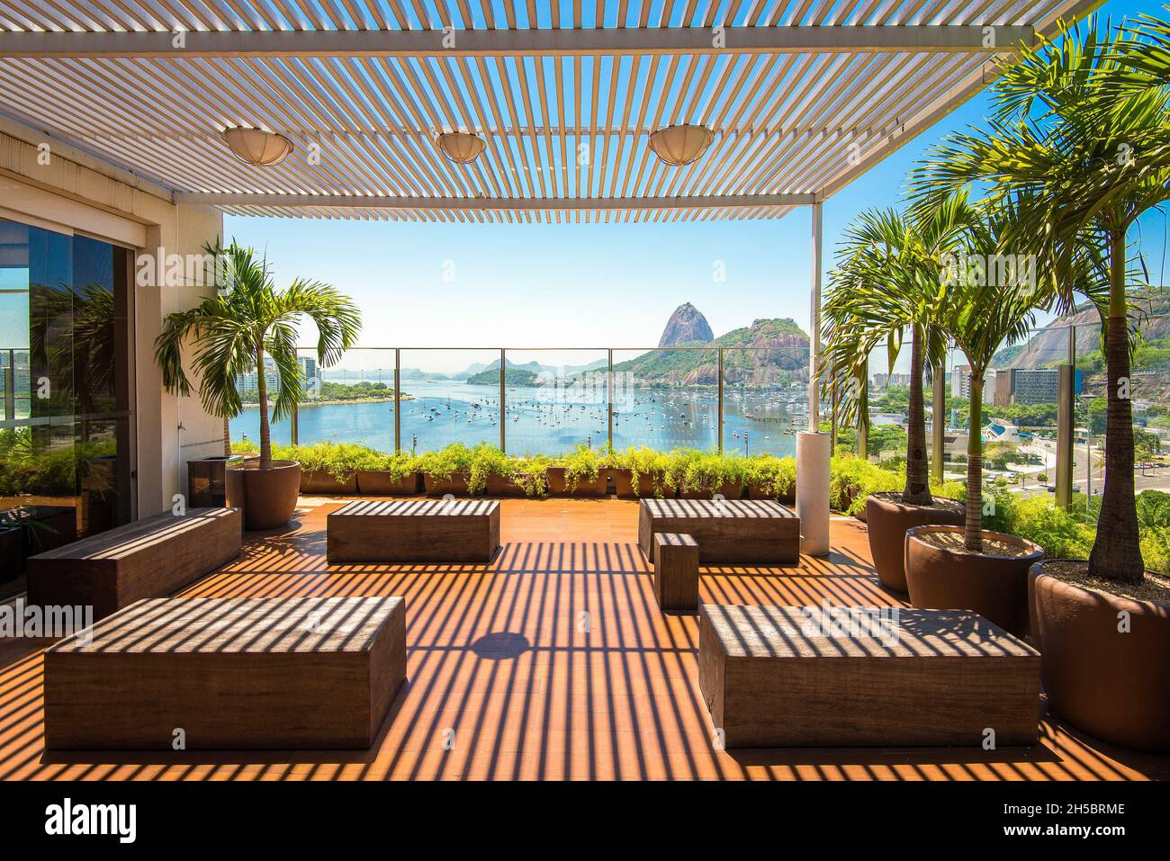 Rio de Janeiro, Brésil - 9 février 2018 : cette magnifique terrasse est située au 8ème étage du centre commercial Praia Botafogo de Rio de Janeiro. Banque D'Images